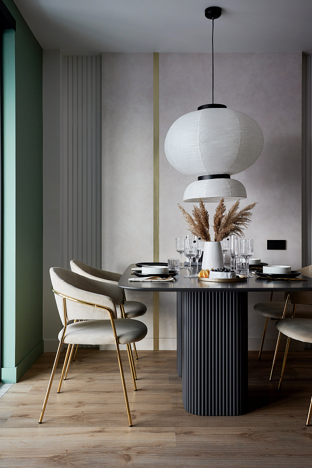 ДЕКОРАТИВНОЕ ПОКРЫТИЕ ПОД ЗАМШУ С ЛАТУННЫМИ ВСТАВКАМИ В ПРОЕКТЕ СТУДИИ NEAPOL DESIGN, ЕКБ