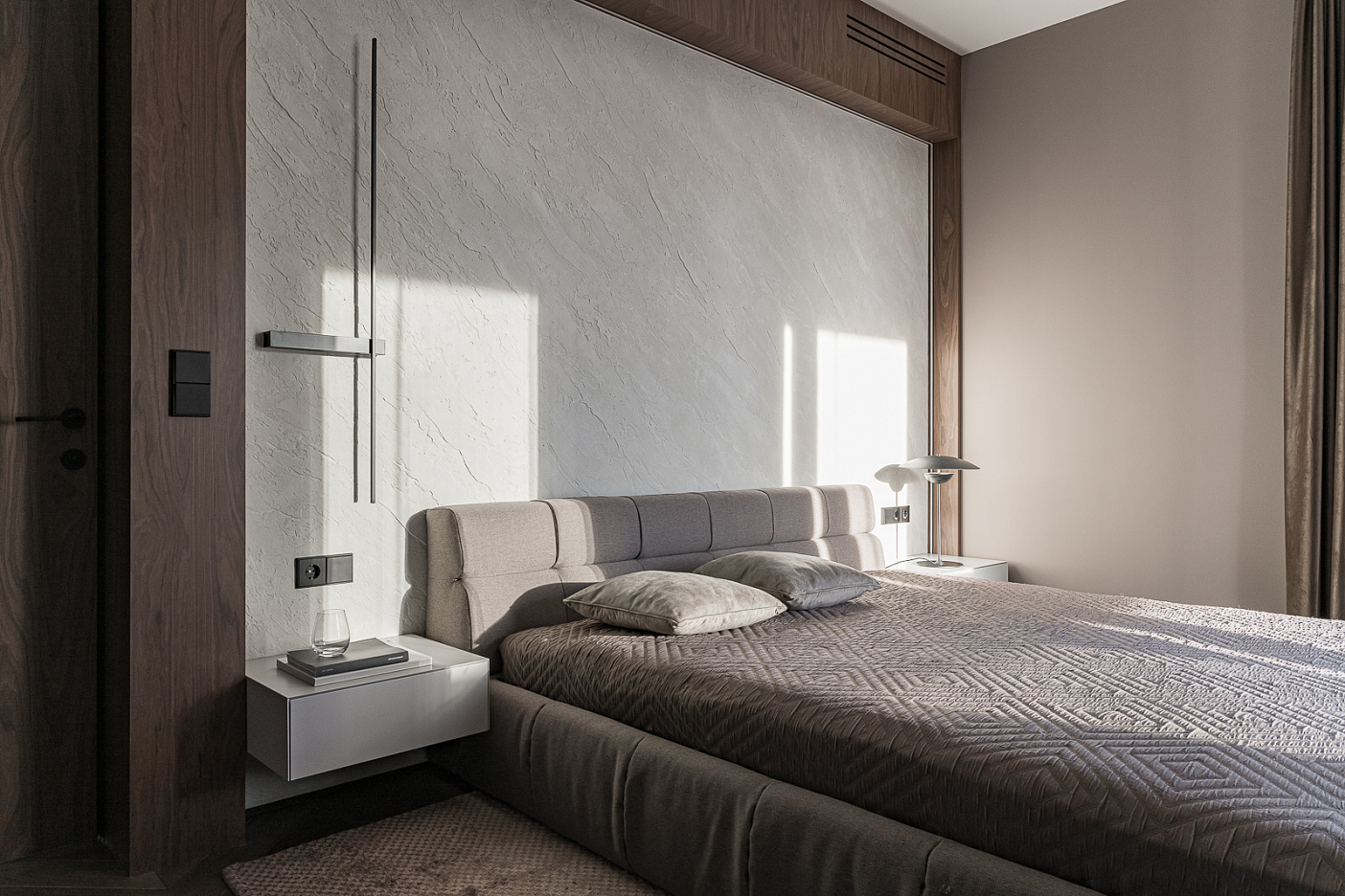 ДЕКОРАТИВНЫЕ ПОКРЫТИЯ СКАЛА, ШЕЛК, КРАСКИ СЕРИИ H&H В ПРОЕКТЕ СТУДИИ D&D, ЕКБ